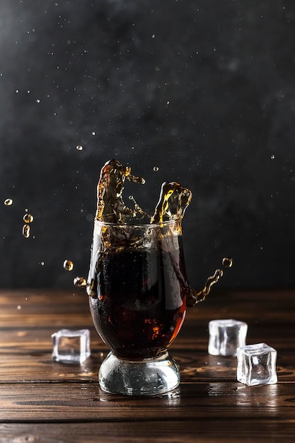 zoete cola spash in een glas