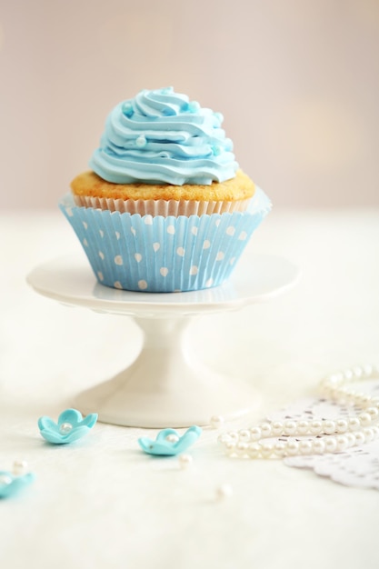 Zoete cupcake op tafel op lichte achtergrond