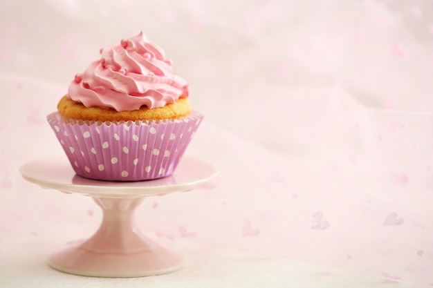 Zoete cupcake op tafel op lichte achtergrond