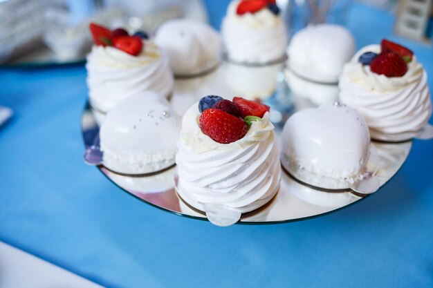 Zoete cupcakes en taarten voor een kinderfeestje. Banketbakkerij.