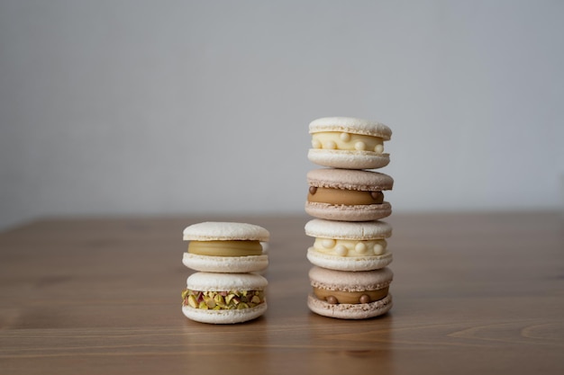 Zoete dessert bitterkoekjes op een houten tafel