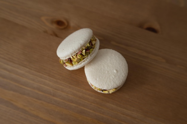 Zoete dessert bitterkoekjes op een houten tafel