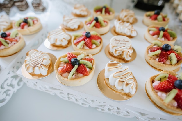 Zoete dessertcakes en cupcakes en gelei op de snoepreep tijdens het feest