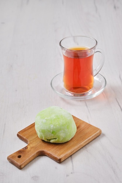 Zoete dessertmochi met kiwi met fruitthee