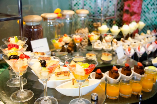 Zoete dessertsnack en cakelijn in voedselbuffetservice voor mensen die eten in het restaurant van het hotel in Bangkok Thailand