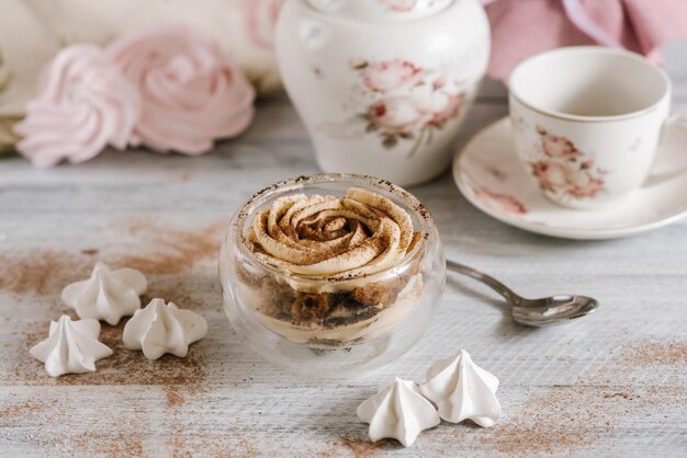 Zoete desserttiramisu in glas op de houten achtergrond