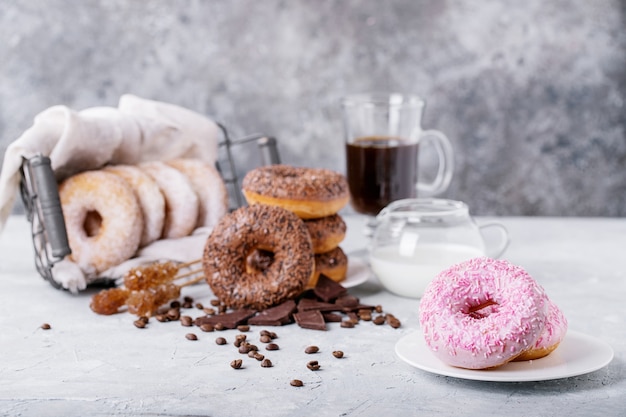 Zoete donuts met koffie