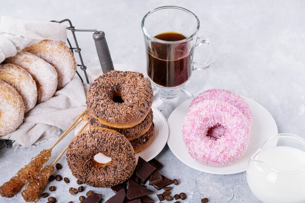 Zoete donuts met koffie