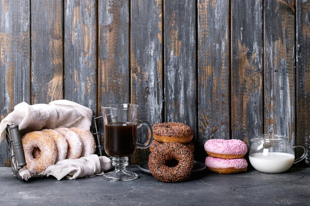 Zoete donuts met koffie