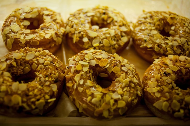 zoete donuts op een plank in een winkel. Donuts in de winkel. Donut winkel.