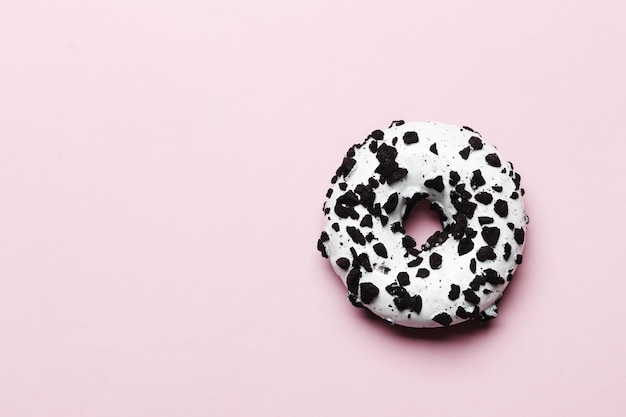 Foto zoete donuts op een roze achtergrond. plaats voor tekst