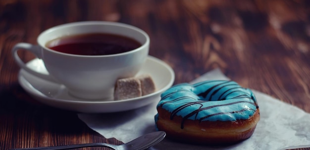 Zoete donuts op een toetje en een kopje thee