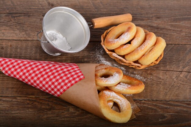 Zoete donuts op houten achtergrond