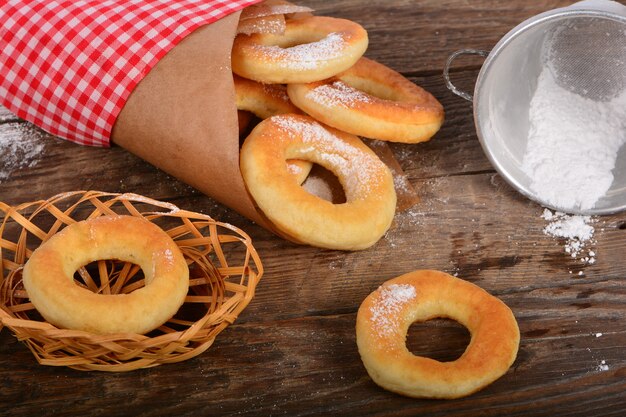 Zoete donuts op houten achtergrond