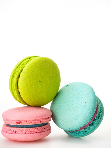 Zoete drie macarons houden van op wit