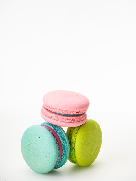 Zoete drie macarons houden van op wit