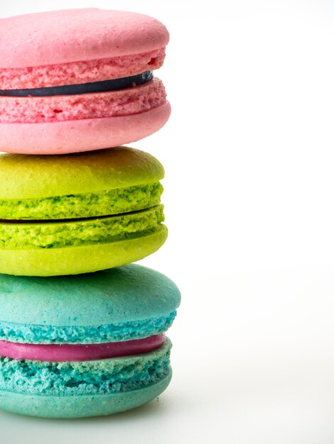 Zoete drie macarons houden van op wit