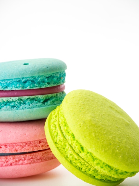 Zoete drie macarons houden van op wit