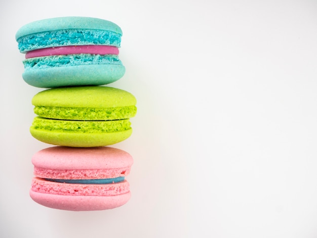 Zoete drie macarons houden van op wit