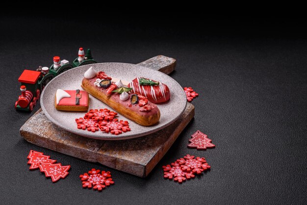 Zoete eclair met chocolade vulling versierd voor Kerstmis