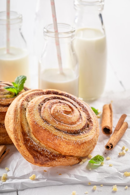 Zoete en heerlijke kaneelbroodjes geserveerd met melk