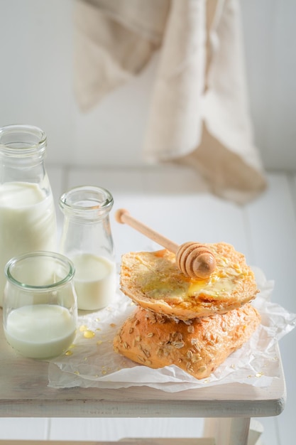 Zoete en huisgemaakte volkorenbroodjes in de ochtend