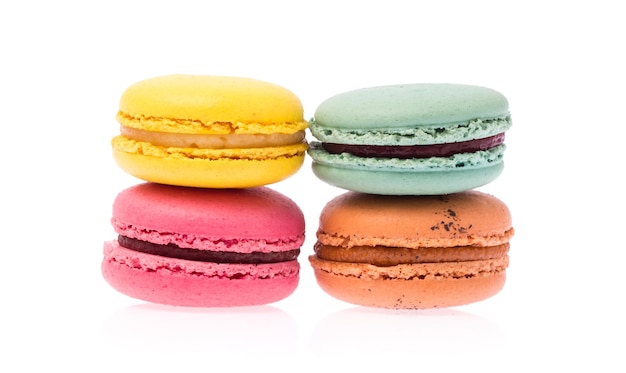 Zoete en kleurrijke franse bitterkoekjes of macaron geïsoleerd op een witte achtergrond