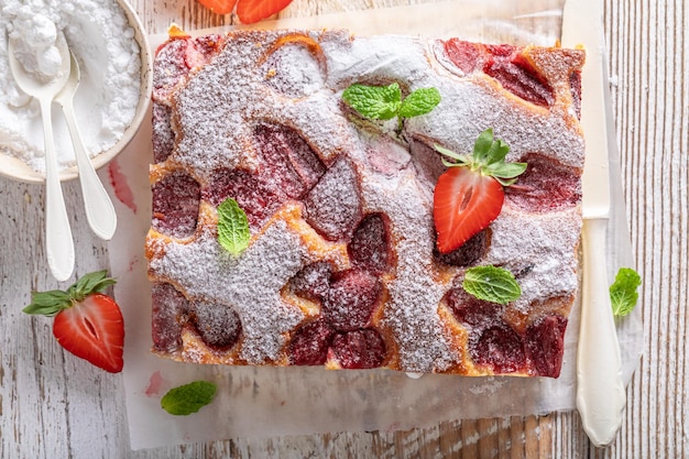 Zoete en lekkere aardbeientaart als toetje in de zomer