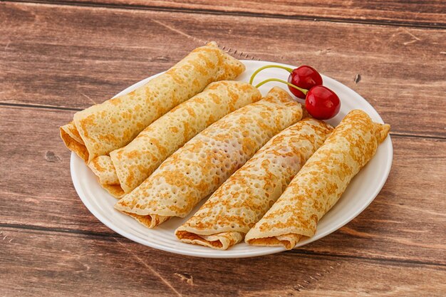 Zoete en lekkere pannenkoek met kersen