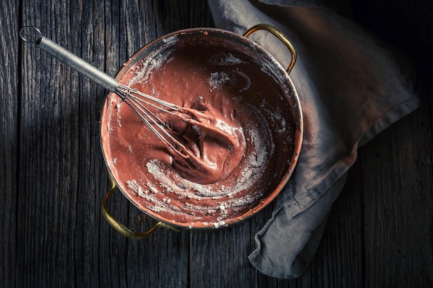 Zoete en melkachtige chocolade gemaakt van cacao en suiker