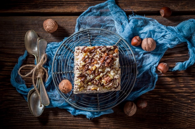 Zoete en smakelijke meringue met walnoten en chocolade