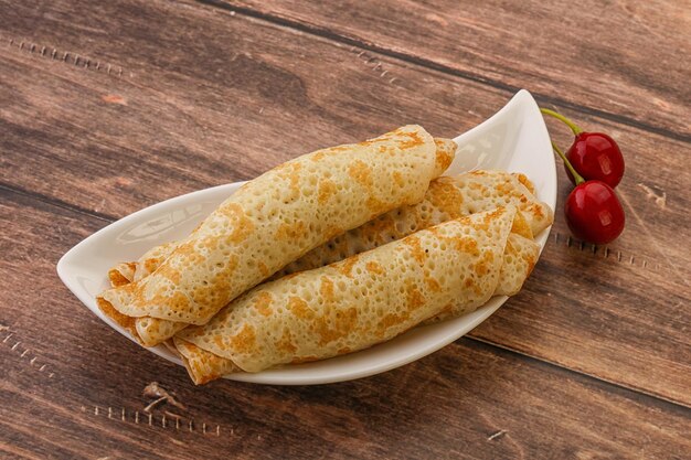 Zoete en smakelijke pannenkoek met kersen.