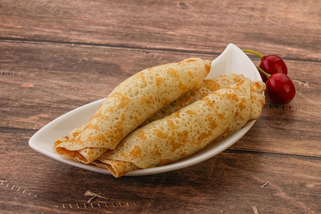 Zoete en smakelijke zelfgemaakte pannenkoek met kersenjam