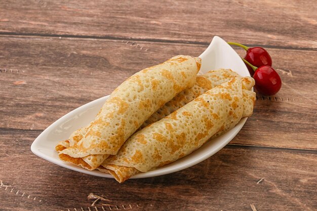 Zoete en smakelijke zelfgemaakte pannenkoek met kersenjam