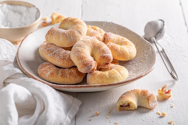 Zoete en verse croissants klaar om te eten