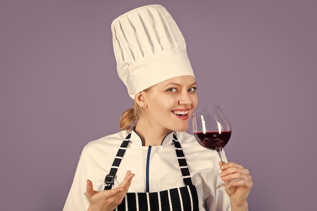 Zoete en zachte sommelier met rode cabernet of merlot Restaurant drank concept cook degusting wijn vrouw houden wijnglas in restaurant perfecte bordeaux drank cook drank alcohol