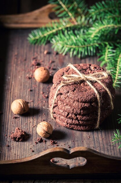 Zoete en zelfgemaakte chocoladekoekjes op rustieke stijl