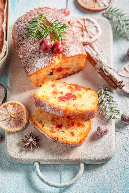 Zoete en zelfgemaakte fruitcake voor kerst versierd