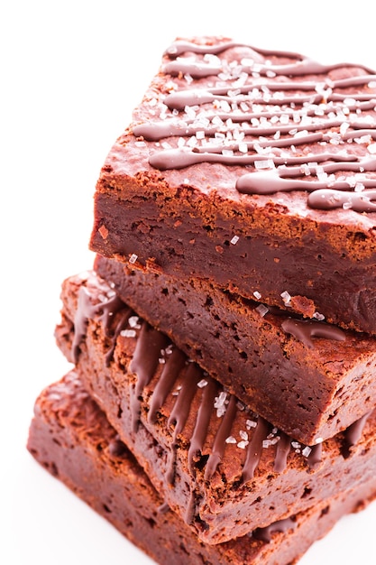 Zoete en zoute brownie op een witte achtergrond.