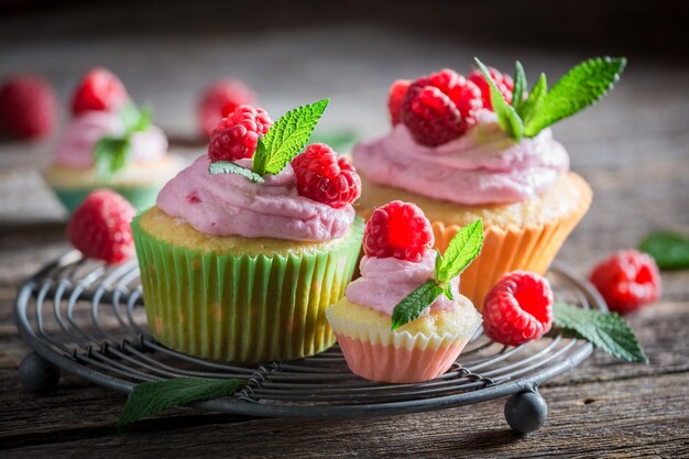 Zoete frambozencupcake gemaakt van room en fruit