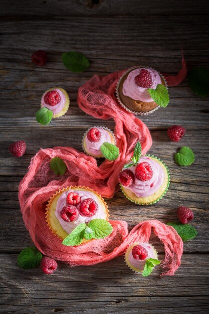 Zoete frambozencupcake met bessen en roze room