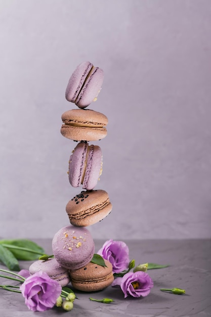 Zoete franse macarons cookies gestapeld op grijze achtergrond