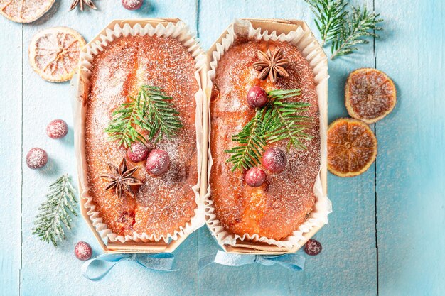 Zoete Fruitcake gebakken in een houten mal voor Kerstmis