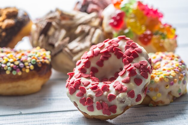 Zoete geglazuurde donuts op tafel - close-up.