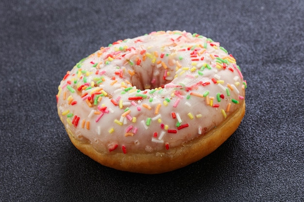 Zoete geglazuurde vanille donut met glazuurdessert