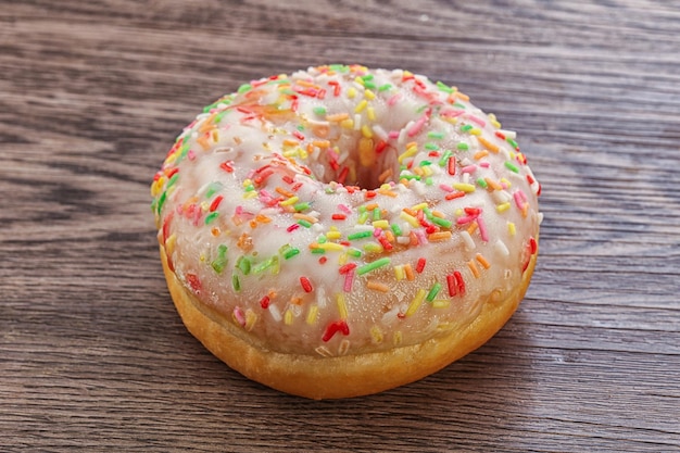 Zoete geglazuurde vanilledoughnut met glazuurdessert