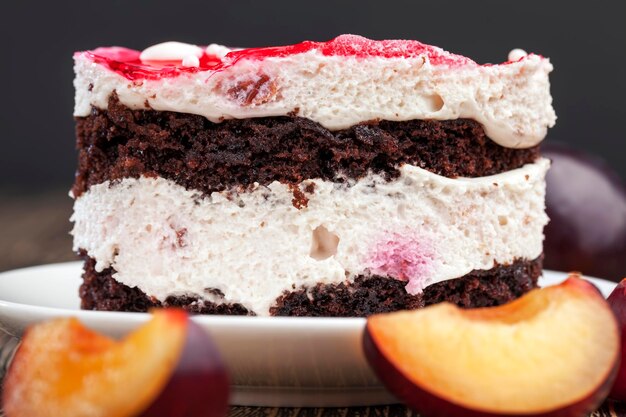 Zoete gelaagde rode cake met kersensmaak