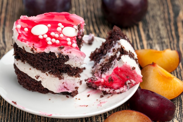 Zoete gelaagde rode cake met kersensmaak