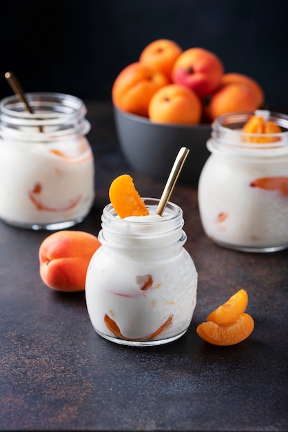 Zoete gezonde yoghurt met abrikozen