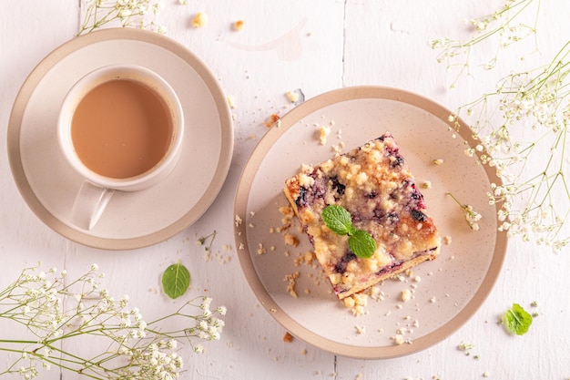 Zoete gistcake als zomerdessert bij de koffie